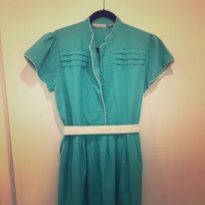 Super cute vintage dress.